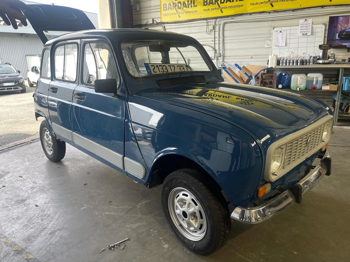 Peinture complète sur une Renault 4 Sinpar 4x4 réalisée par AutoMania Atelier à Eysines, près de Bordeaux.