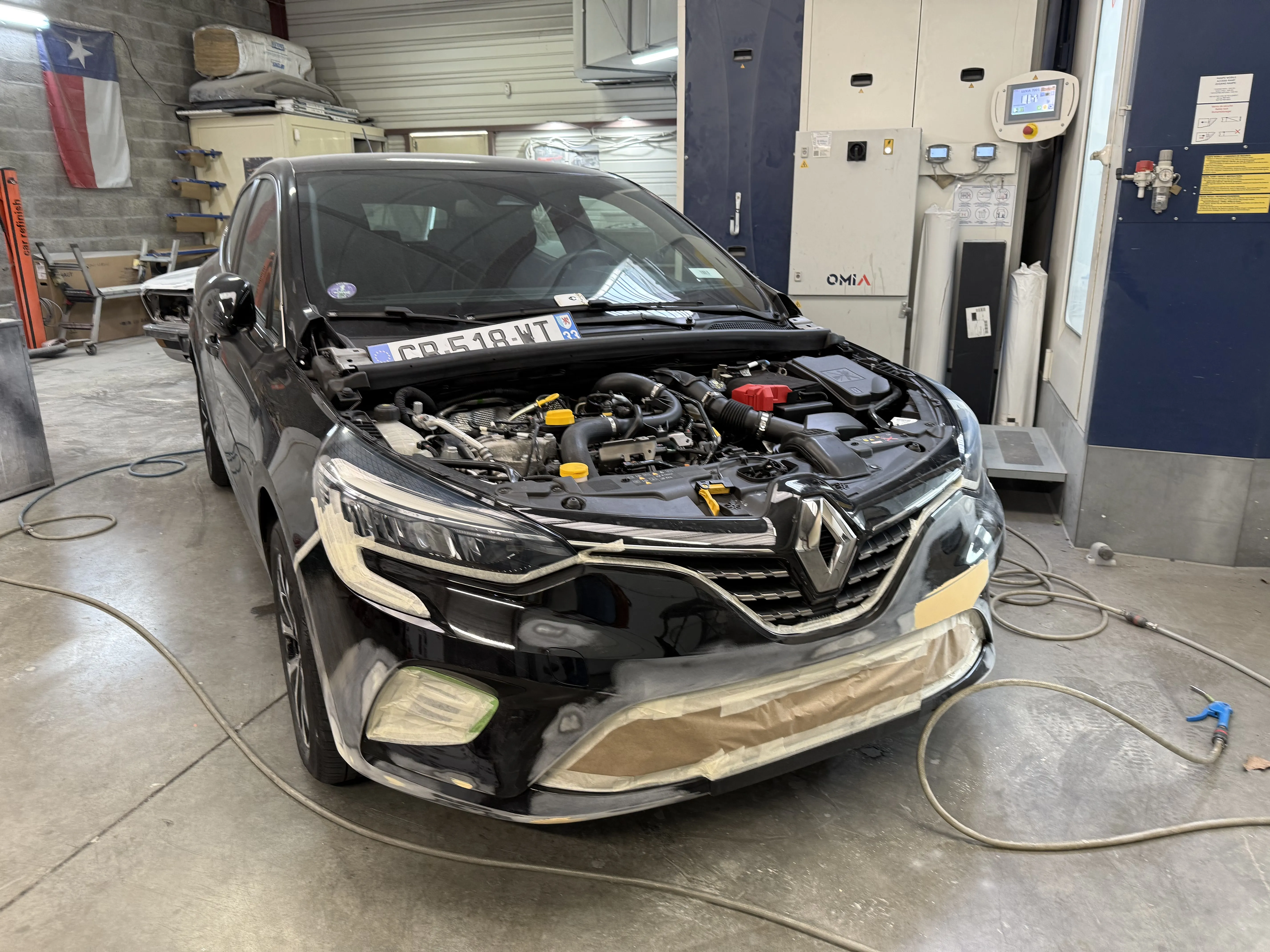 Réparation du pare-chocs avant et du capot d’une Renault Clio dans l’atelier carrosserie AutoMania Atelier à Eysines, près de Bordeaux en Gironde